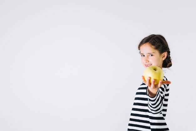 Девушка, предлагающая яблоко