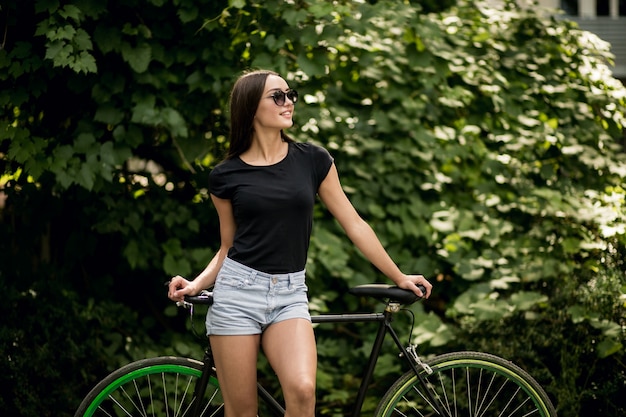 Бесплатное фото Девушка на велосипеде