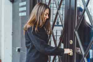 Free photo girl opens the door