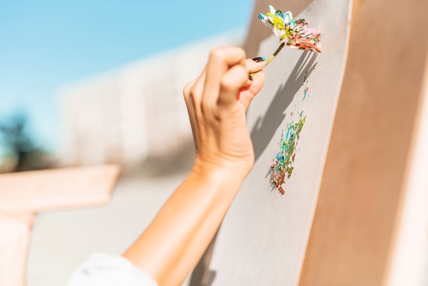 Девушка рисует цветком