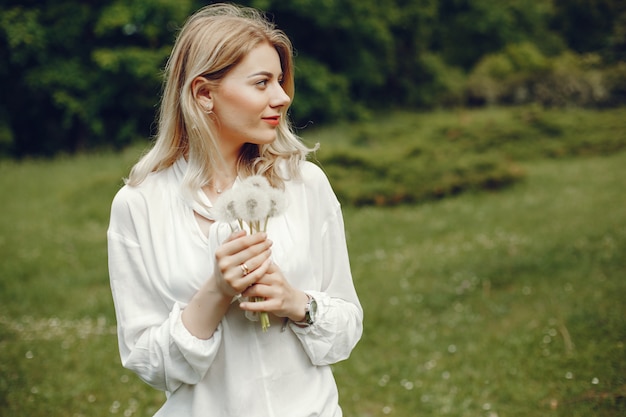 Ragazza in un parco