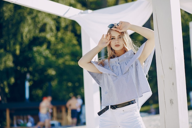 Foto gratuita ragazza nel parco