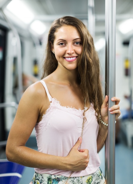 Passeggero della ragazza all'interno del treno