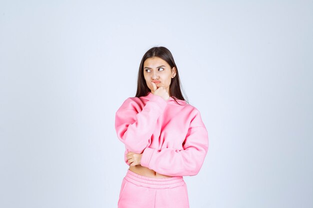 Девушка в розовой пижаме похожа на бойца и агрессивна