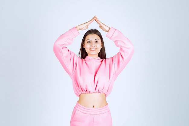 Ragazza in pigiama rosa che significa il suo sorriso