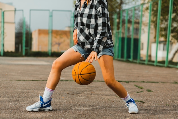 Девочка играет в баскетбол