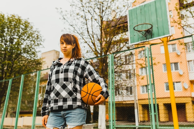 Foto gratuita ragazza che gioca a basket