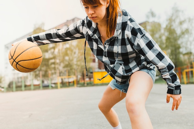 Free photo girl playing basketball