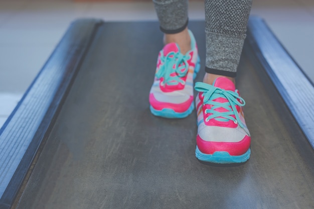 Free photo girl playing fitness in the gym