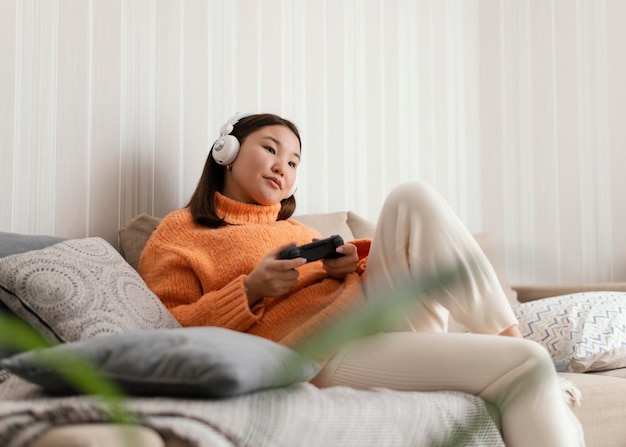 Free photo girl playing videogame with controller