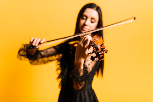 Free photo girl playing the violin