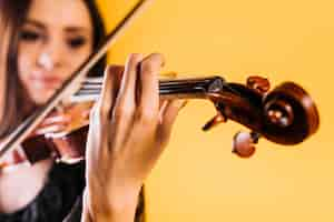 Foto gratuita ragazza che suona il violino