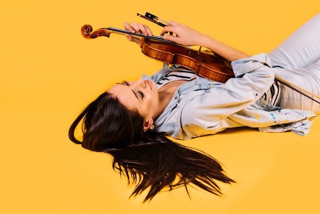 Foto gratuita ragazza che suona il violino