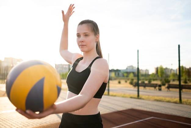 Foto gratuita ragazza che gioca a pallavolo