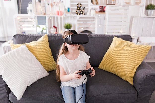 女の子がvrのゲームをプレイ