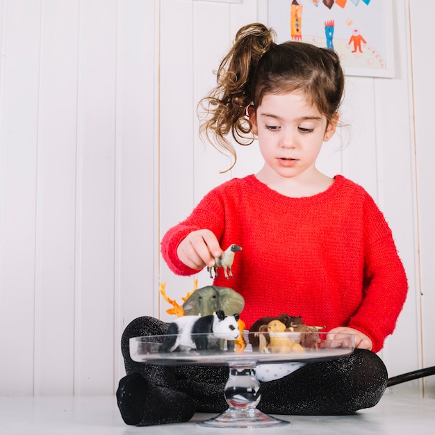 Free photo girl playing with animal toys