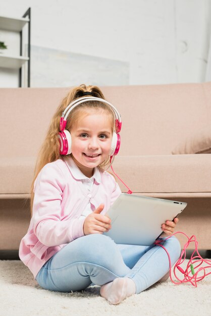 女の子、タブレットで遊ぶ