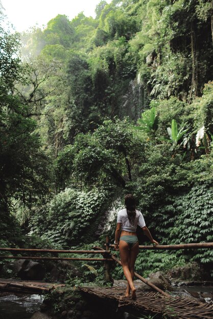 Девушка позирует на фоне водопада