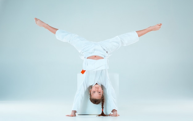 Free photo the girl posing at aikido training in martial arts school. healthy lifestyle and sports concept