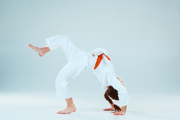 девушка позирует на айкидо, обучение в школе боевых искусств. Концепция здорового образа жизни и спорта