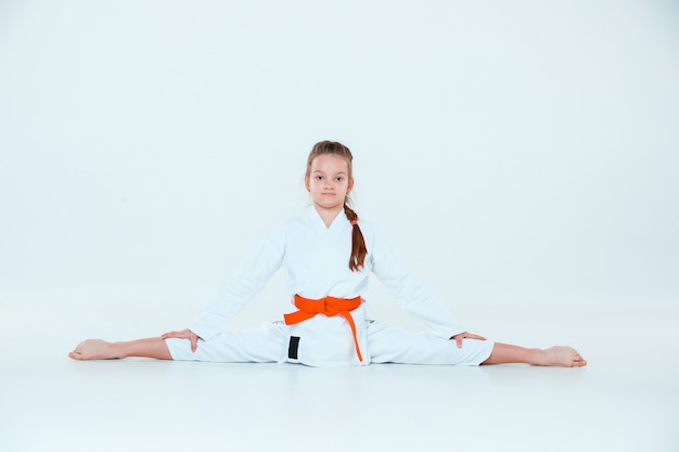 Девушка позирует на айкидо на тренировке в школе боевых искусств. Концепция здорового образа жизни и спорта