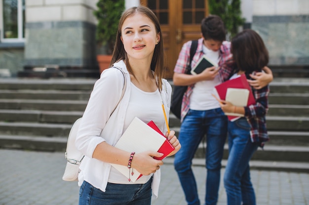 Ragazza in posa sullo sfondo di coppia