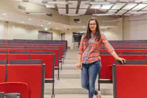 Free photo girl posing at lecture hall