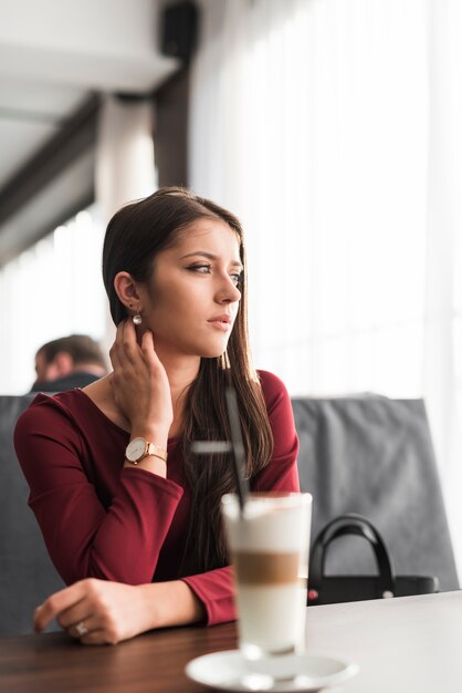 Ragazza in posa in un ristorante