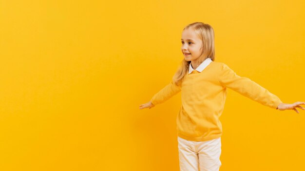 ポーズとコピースペースで笑顔の女の子