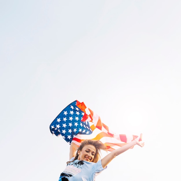 Foto gratuita ragazza in posa con la bandiera americana