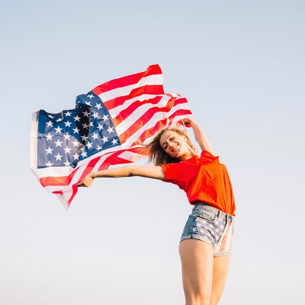 Девушка позирует с американским флагом