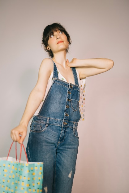 Free photo girl posing with shopping bag