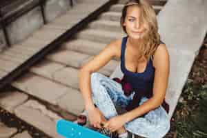 Free photo girl posing with skate board