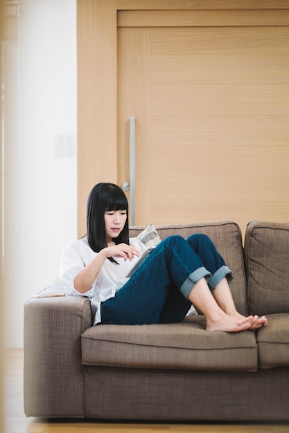 girl read ipad on sofa