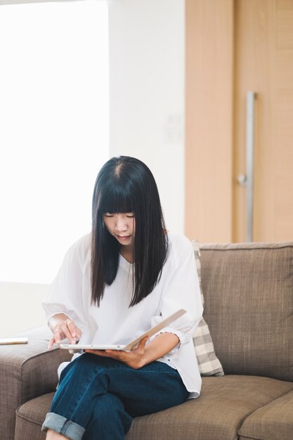 girl read ipad on sofa