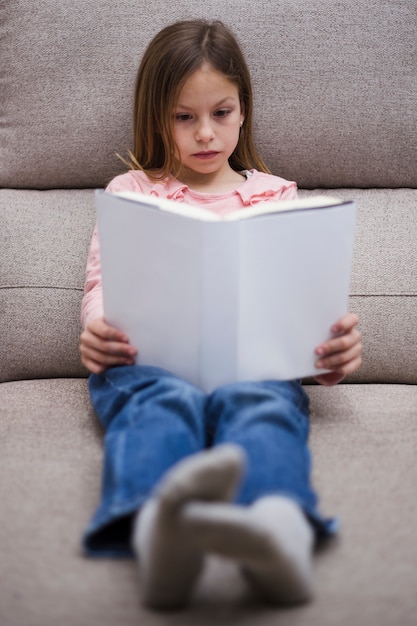 Бесплатное фото Девушка читает книгу