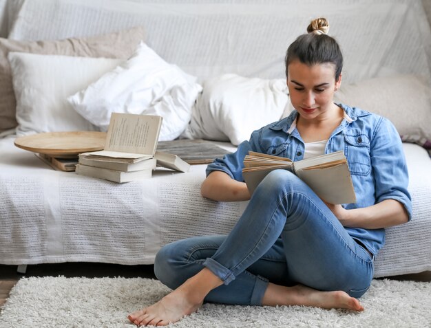 居心地の良い部屋で本を読んでいる女の子