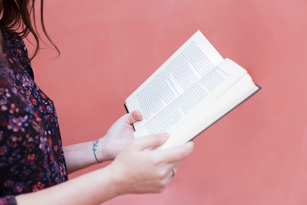 Foto gratuita ragazza che legge un libro a casa