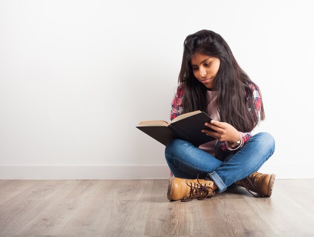 Free photo girl reading a book