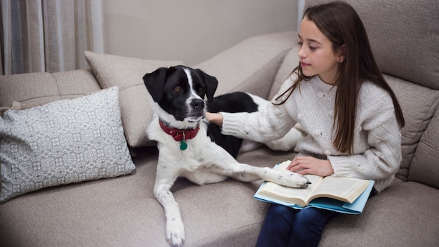 Foto gratuita ragazza che legge un libro