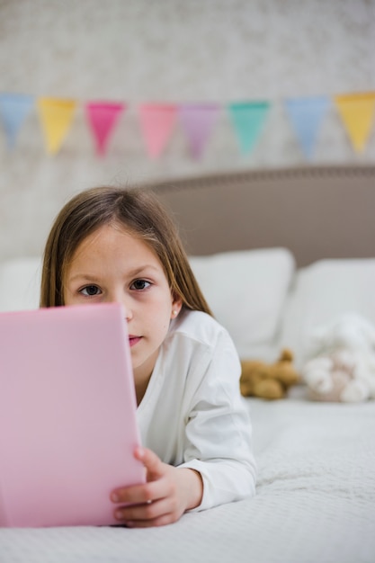 Free photo girl reading a book