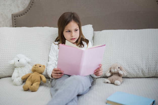 Foto gratuita ragazza che legge un libro