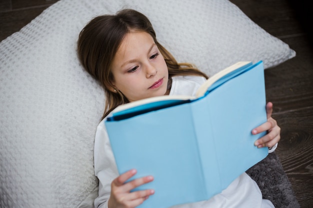 Foto gratuita ragazza che legge un libro