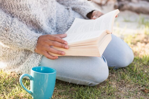 女の子、読書、屋外