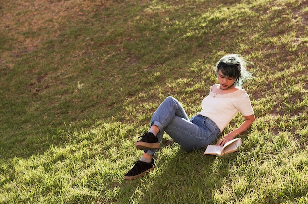 Девушка читает на солнечном холме