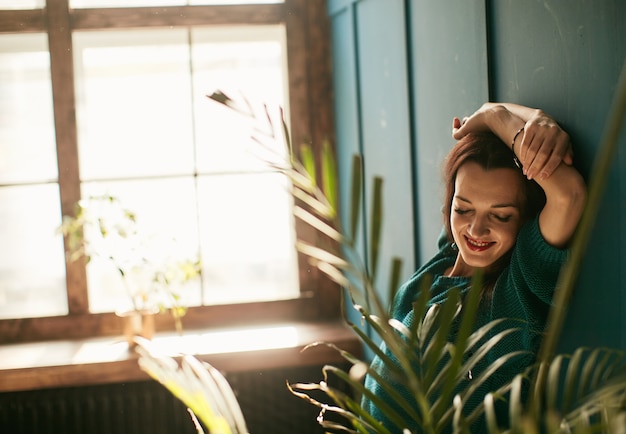 Foto gratuita la ragazza si rallegra nella vita e si riscalda alla luce del sole