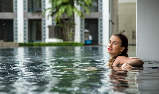 Foto gratuita la ragazza si rilassa in piscina