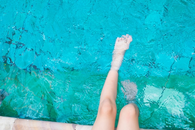 수영장에서 물으로 발을 편안하게 소녀.
