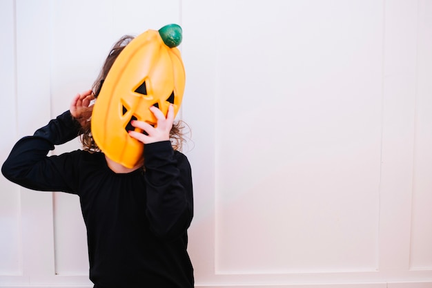 Ragazza che rimuove la sua maschera