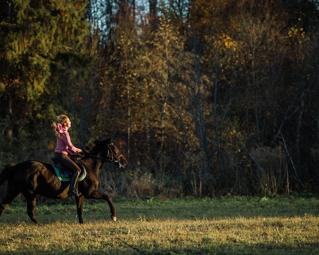 Бесплатное фото Девушка катается на лошади